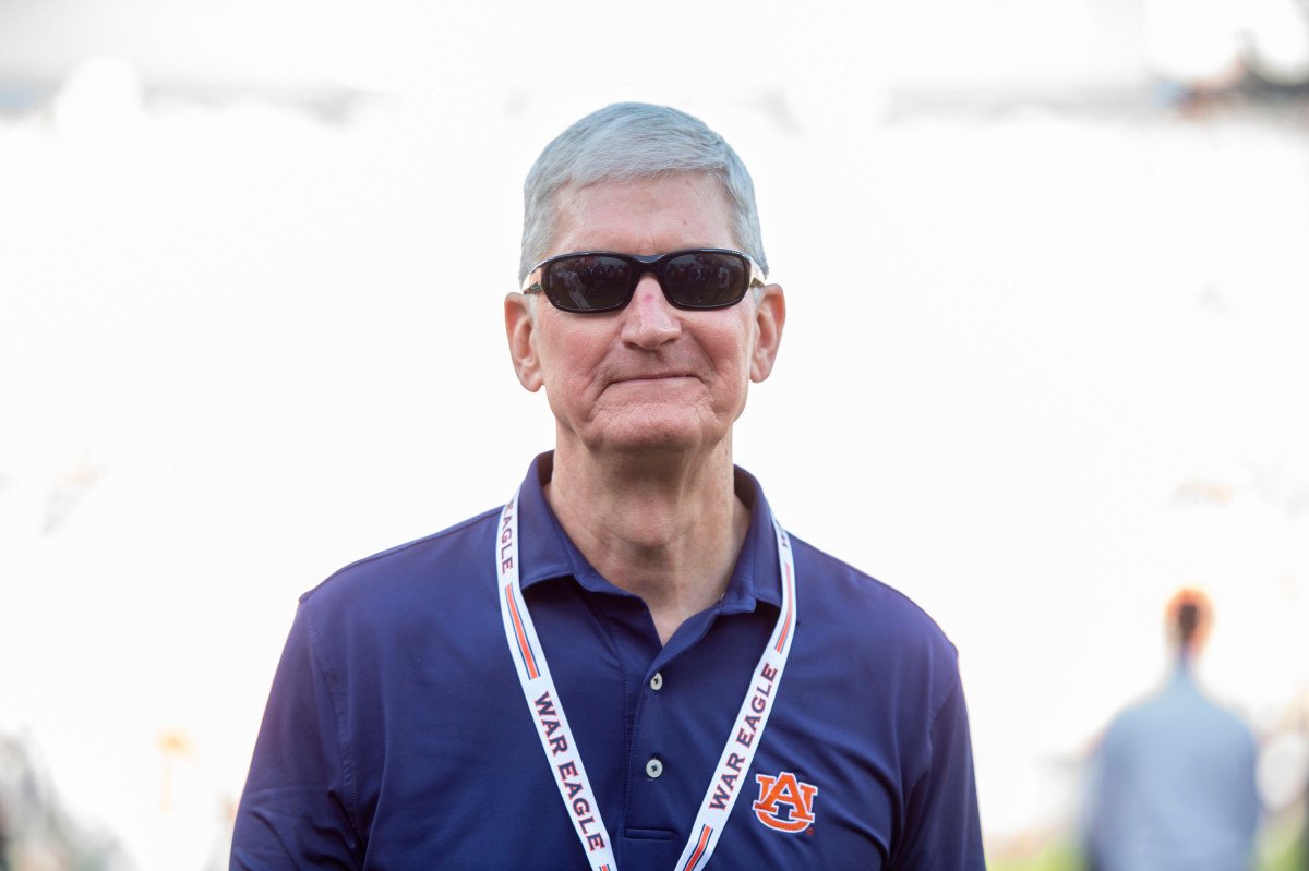 apple-shares-could-be-much-higher,-third-point-ceo-says