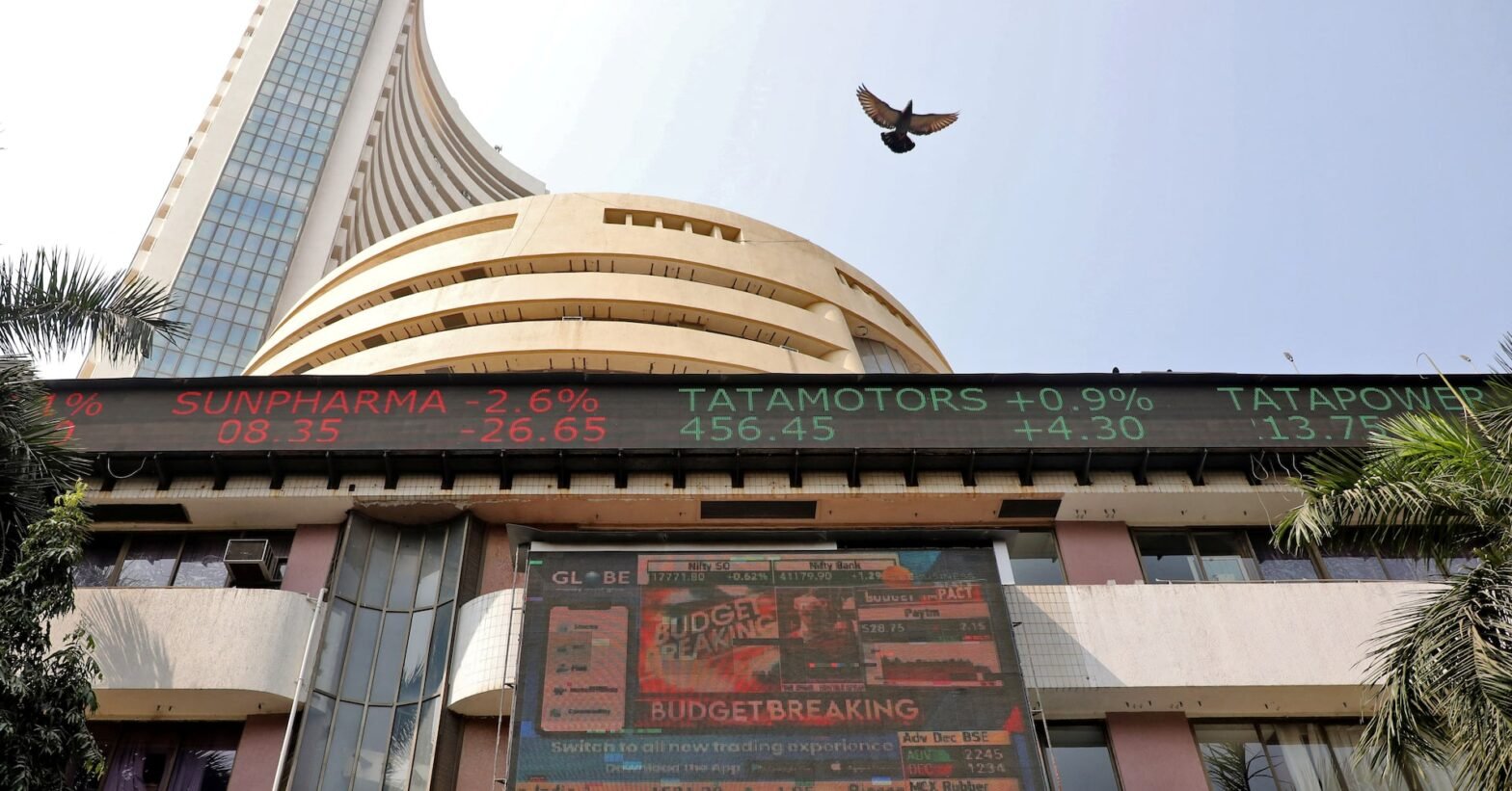 foreign-investors-ditch-india’s-pricey-stocks,-opt-for-new-issues