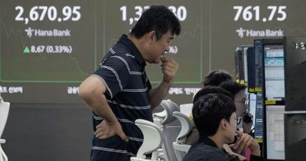 stock-market-today:-wall-street-climbs-as-s&p-500-closes-out-fourth-straight-winning-month