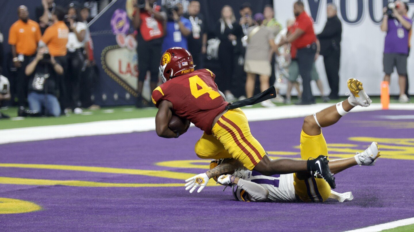 woody-marks’-td-run-with-8-seconds-left-gives-no-23-usc-27-20-win-over-no.-13-lsu