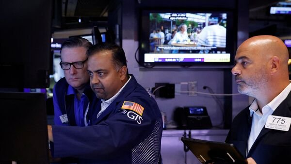 wall-street-today:-dow-jones,-s&p-500,-nasdaq-drop-ahead-of-economic-data