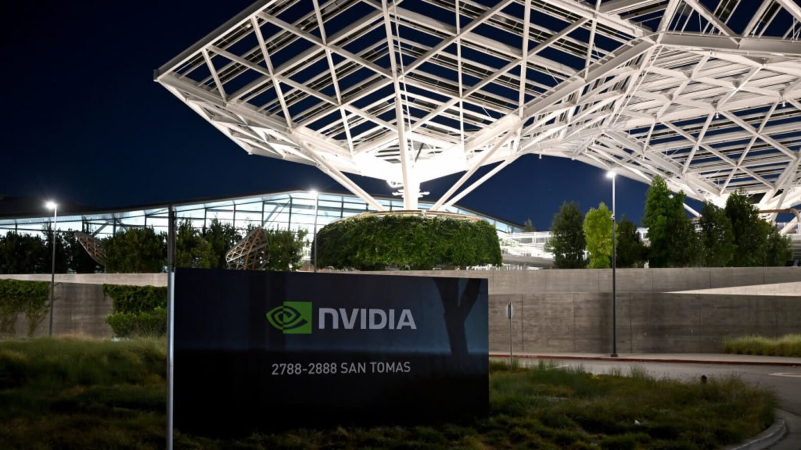 cnbc-daily-open:-nvidia-sinks-and-data’s-weak,-but-stay-strong