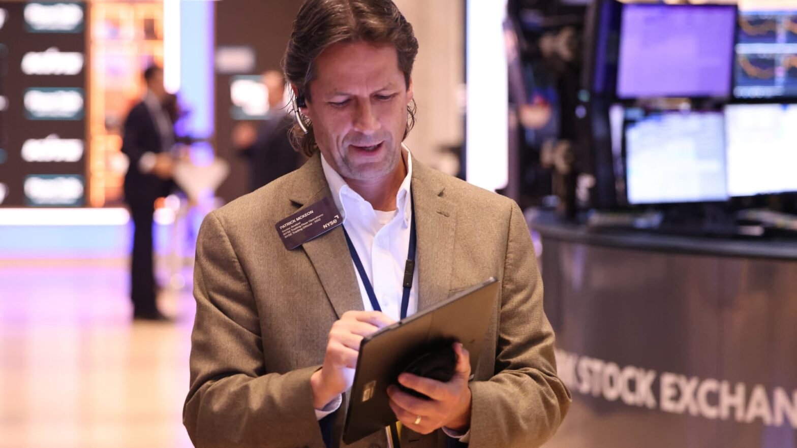 bull-market-limps-into-2-year-birthday-with-soft-economic-landing-in-doubt-and-stock-leaders-failing