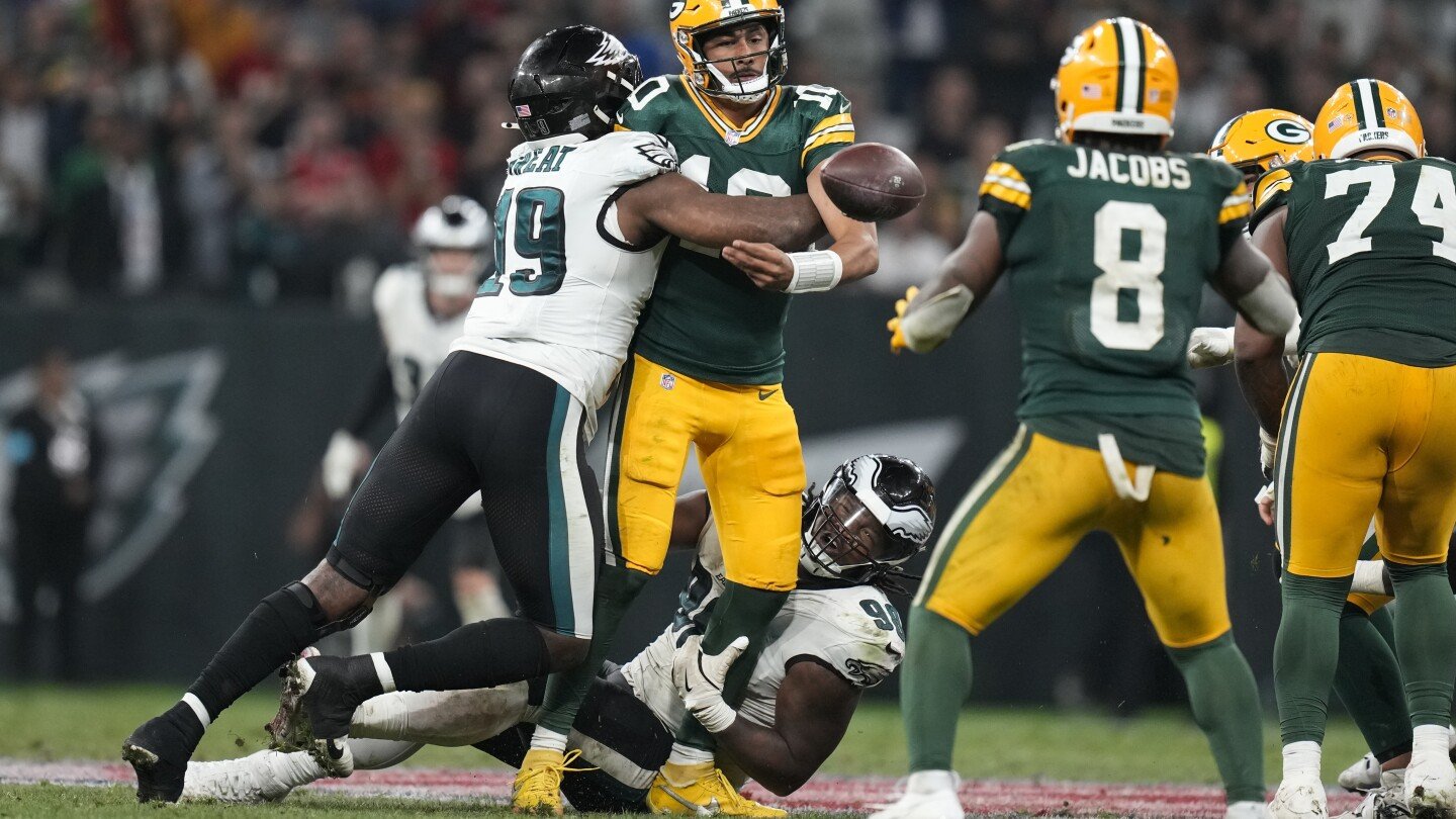 packers-qb-jordan-love-injured-in-closing-seconds-of-loss-to-eagles-in-brazil