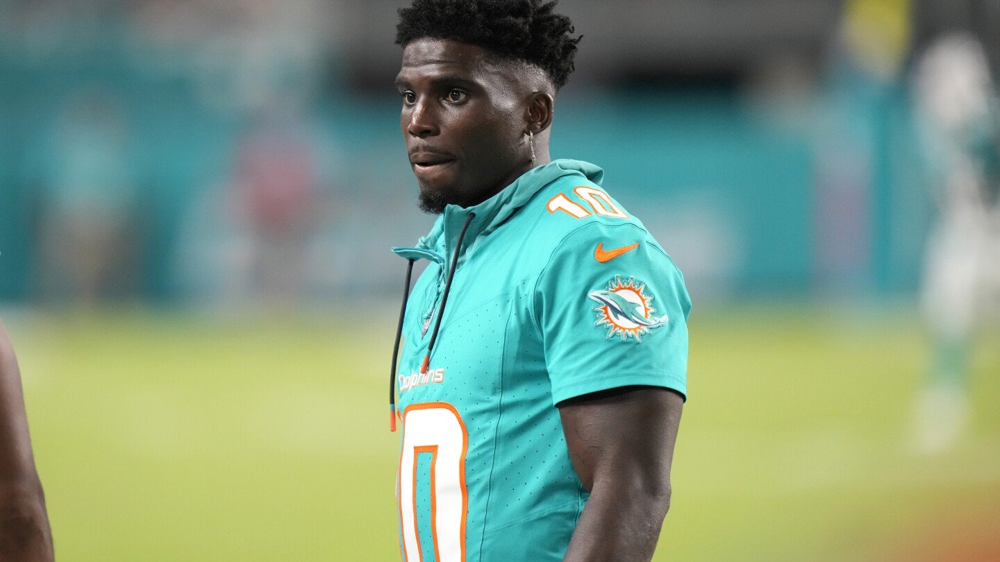tyreek-hill-is-briefly-detained-for-a-traffic-violation-ahead-of-dolphins’-season-opener