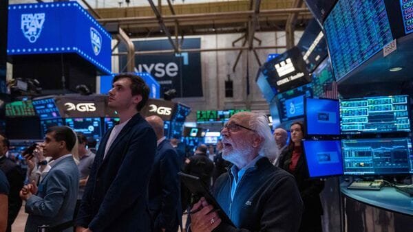 wall-street-today:-us-stocks-advance,-inflation-data-in-focus