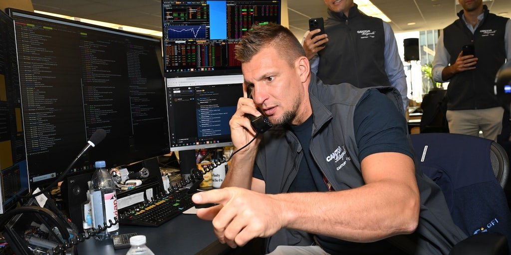 rob-gronkowski-hopes-to-‘bring-the-stock-market-back’-amid-election-anxiety-crashes