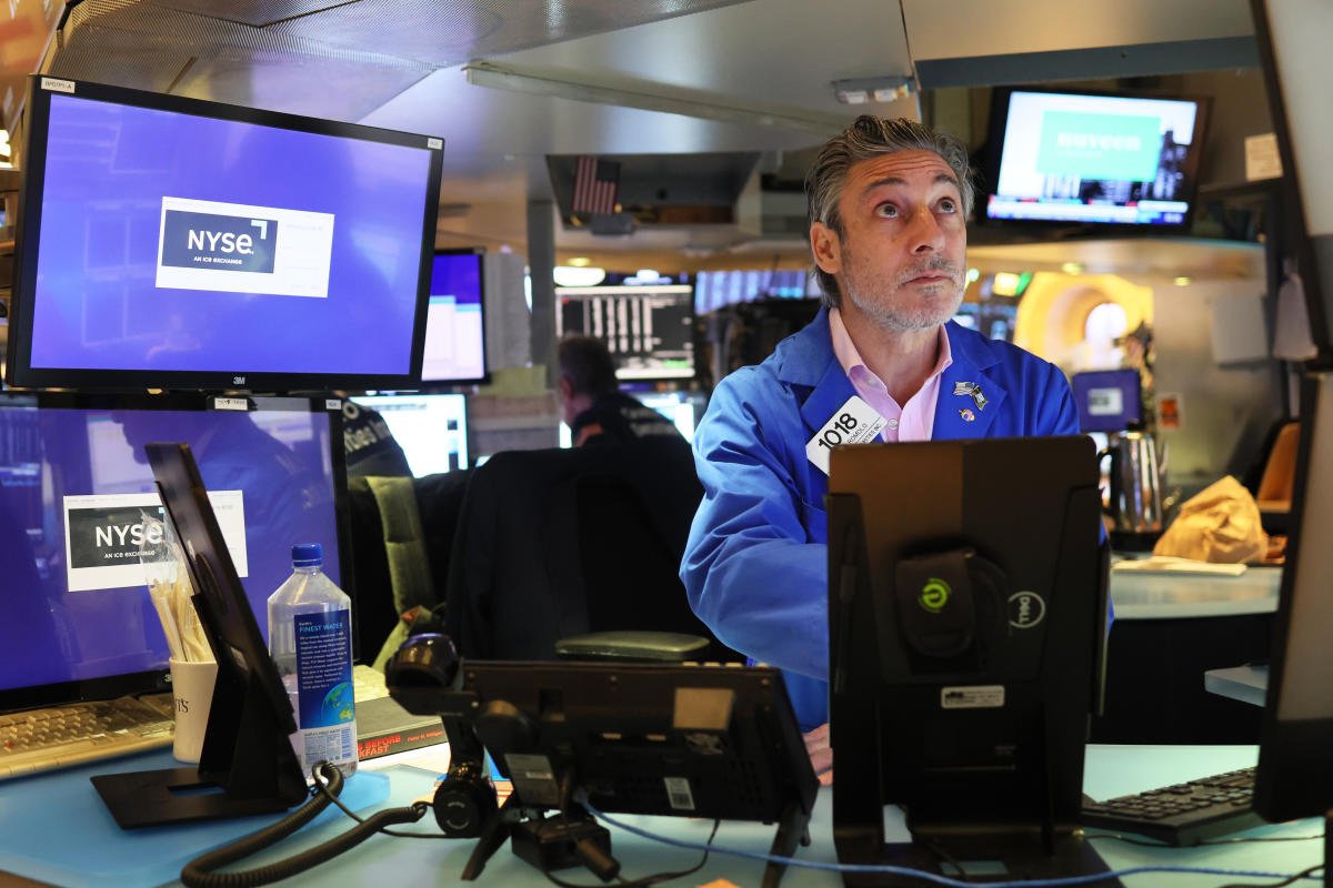 stock-market-today:-apple-pulls-down-nasdaq,-while-dow-hits-record-close-with-fed-rate-cut-on-the-horizon