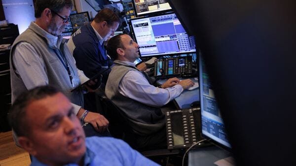 wall-street-today:-us-stocks-jump-after-fed-rate-cut,-nasdaq-&-dow-jones-surge-over-400-points