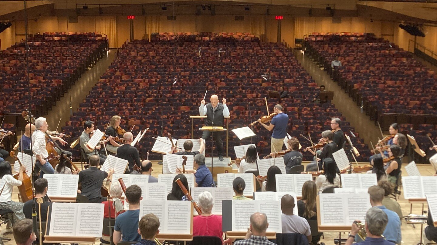 new-york-philharmonic-musicians-agree-to-30%-raise-over-3-year-contract