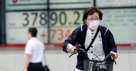 stock-market-today:-wall-street-drifts-near-its-records-as-fedex-slumps-and-nike-sprints-higher