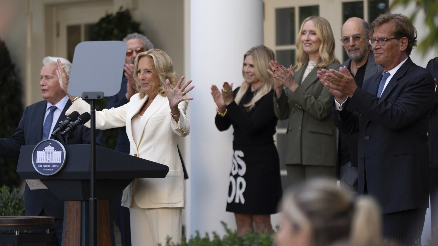 ‘the-west-wing’-cast-visits-the-white-house-for-a-25th-anniversary-party