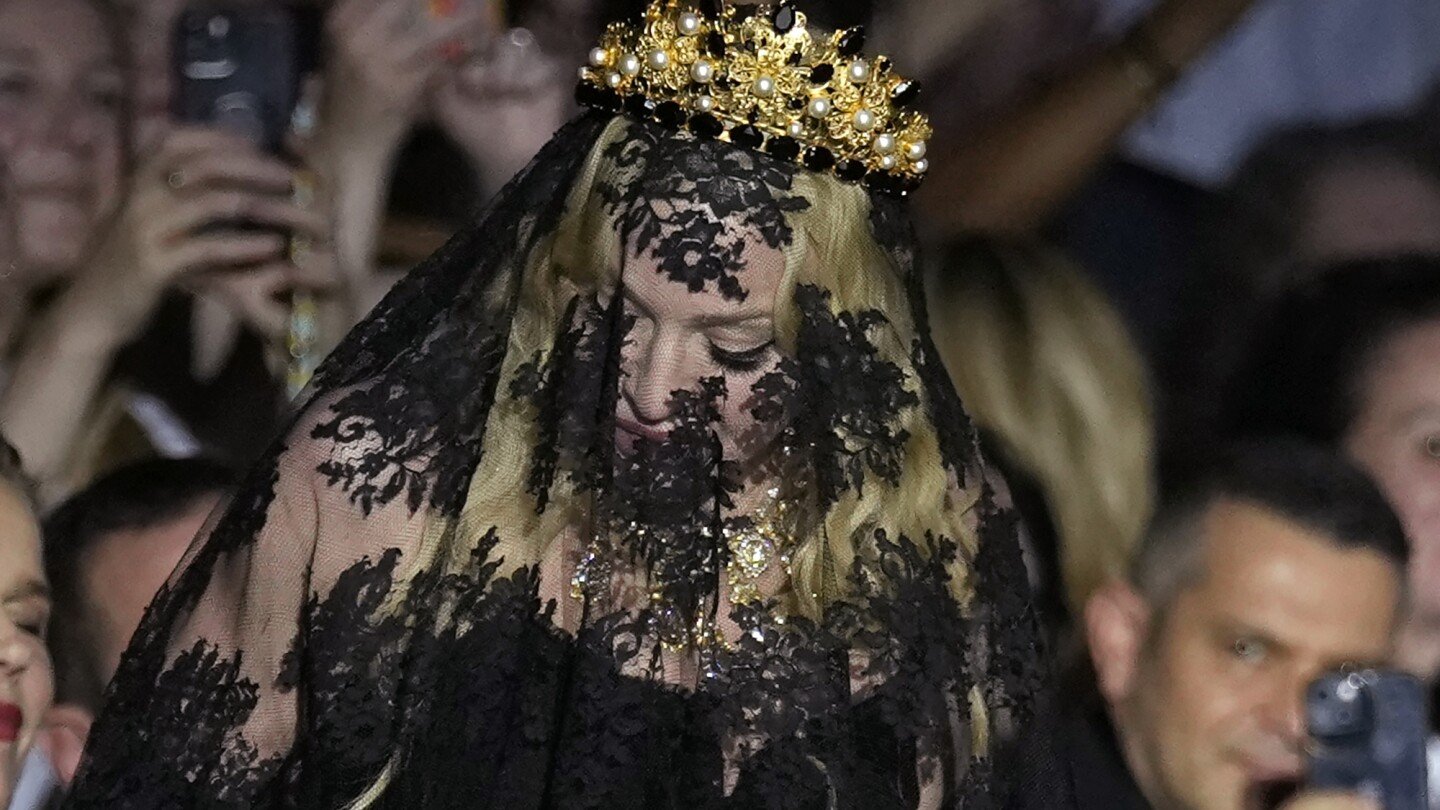 madonna-makes-veiled-entrance-to-dolce&gabbana-for-show-celebrating-her-1990s-heyday