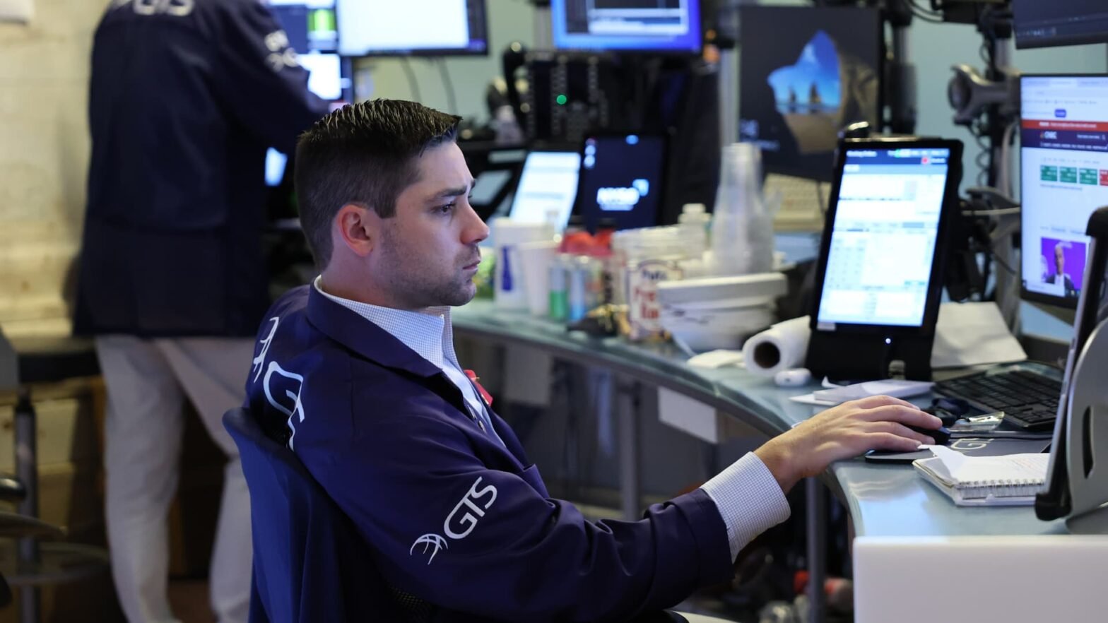 stock-futures-are-flat-after-dow-closes-at-a-fresh-record:-live-updates