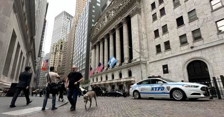 stock-market-today:-wall-street-drifts-around-its-record-highs
