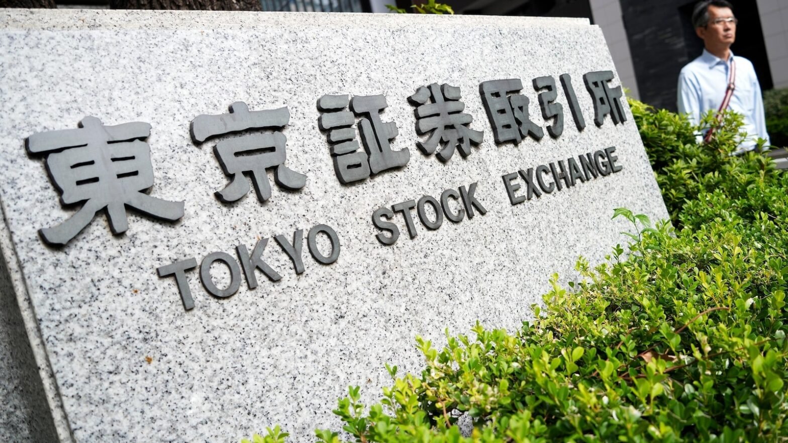 stock-market-today:-asian-shares-gain-as-china-eases-rates-to-aid-property-industry