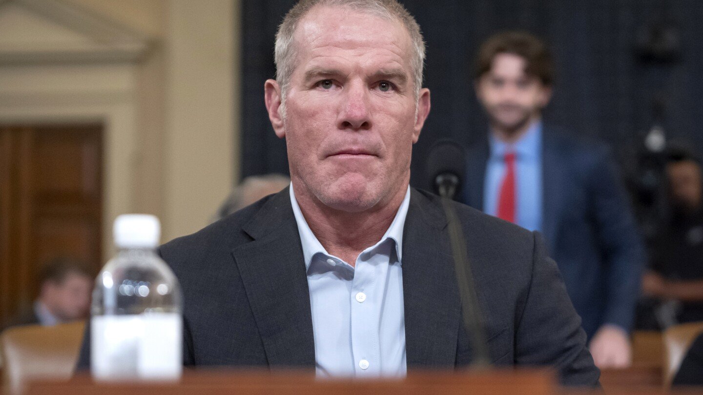 retired-nfl-quarterback-brett-favre-says-he-has-parkinson’s-disease