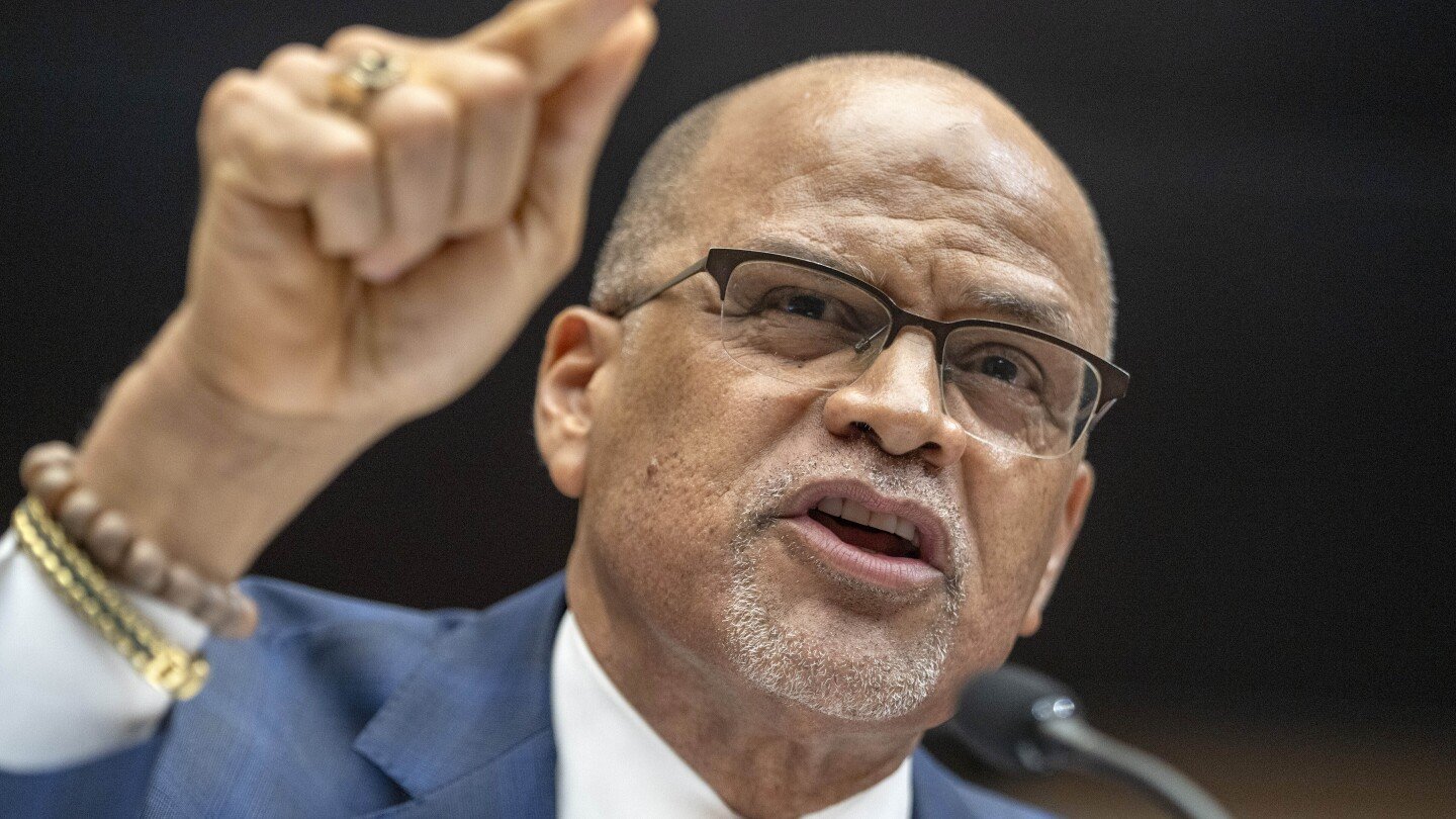 nyc-schools-boss-to-step-down-later-this-year-after-federal-agents-seized-his-devices