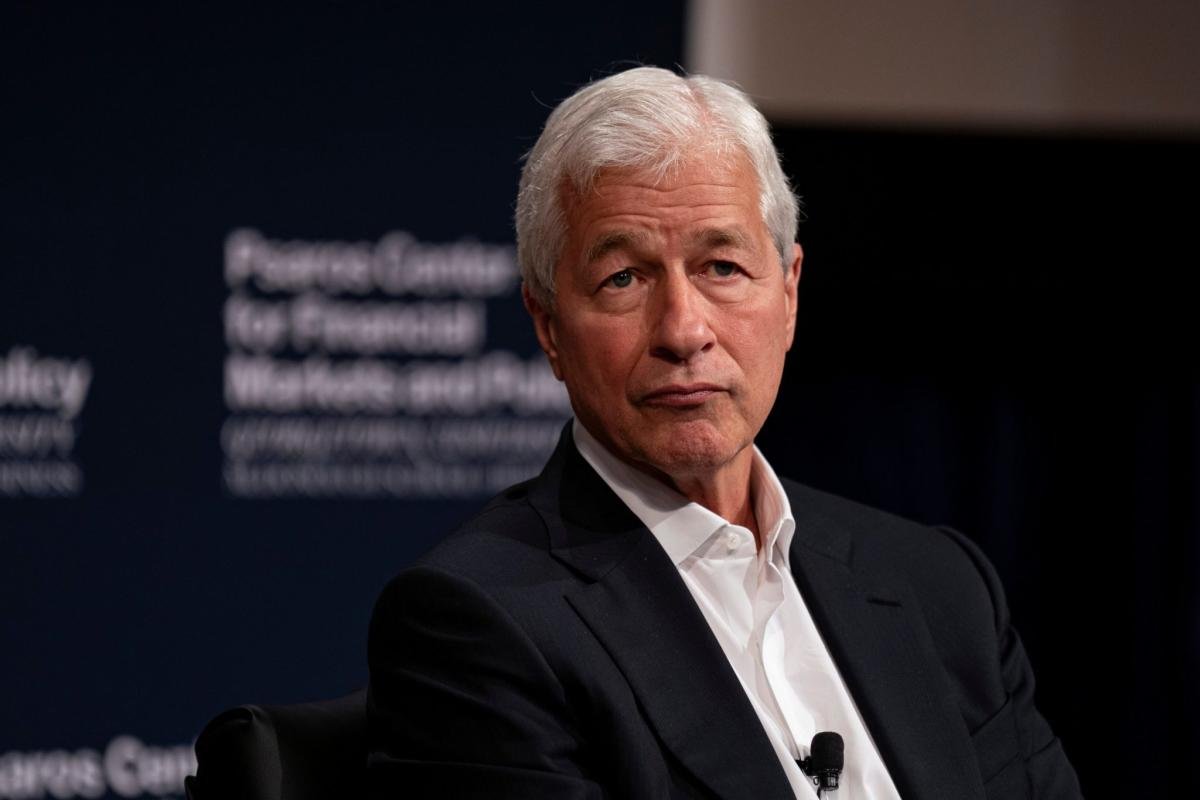 jamie-dimon-says-business-school-grads-taking-a-private-equity-job-while-already-working-at-jpmorgan-is-‘unethical’