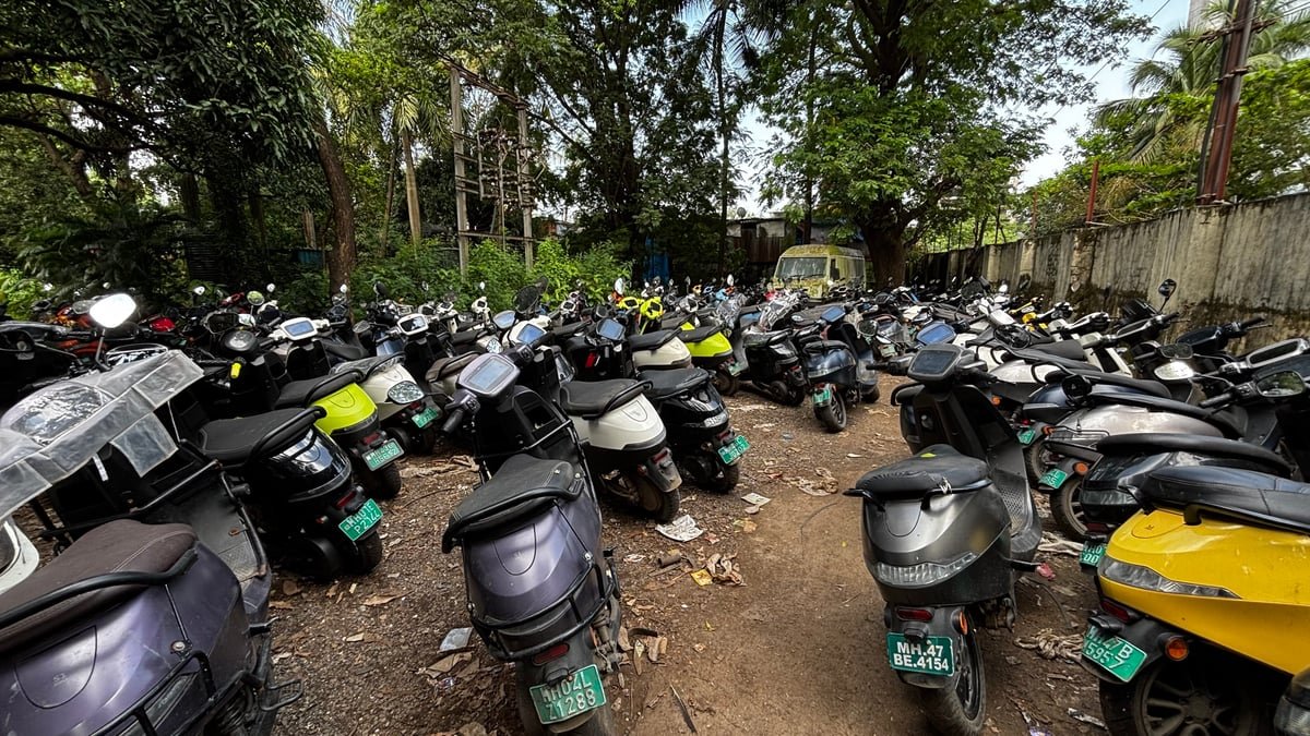 ola-electric-share-price-tumbles-amid-declining-sales-and-service-woes