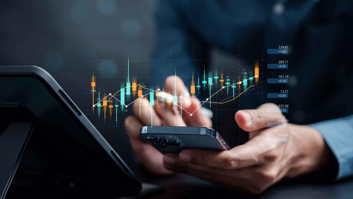 3-keys-to-navigate-stock-market-fluctuations,-according-to-money-experts-julien-and-kiersten-saunders