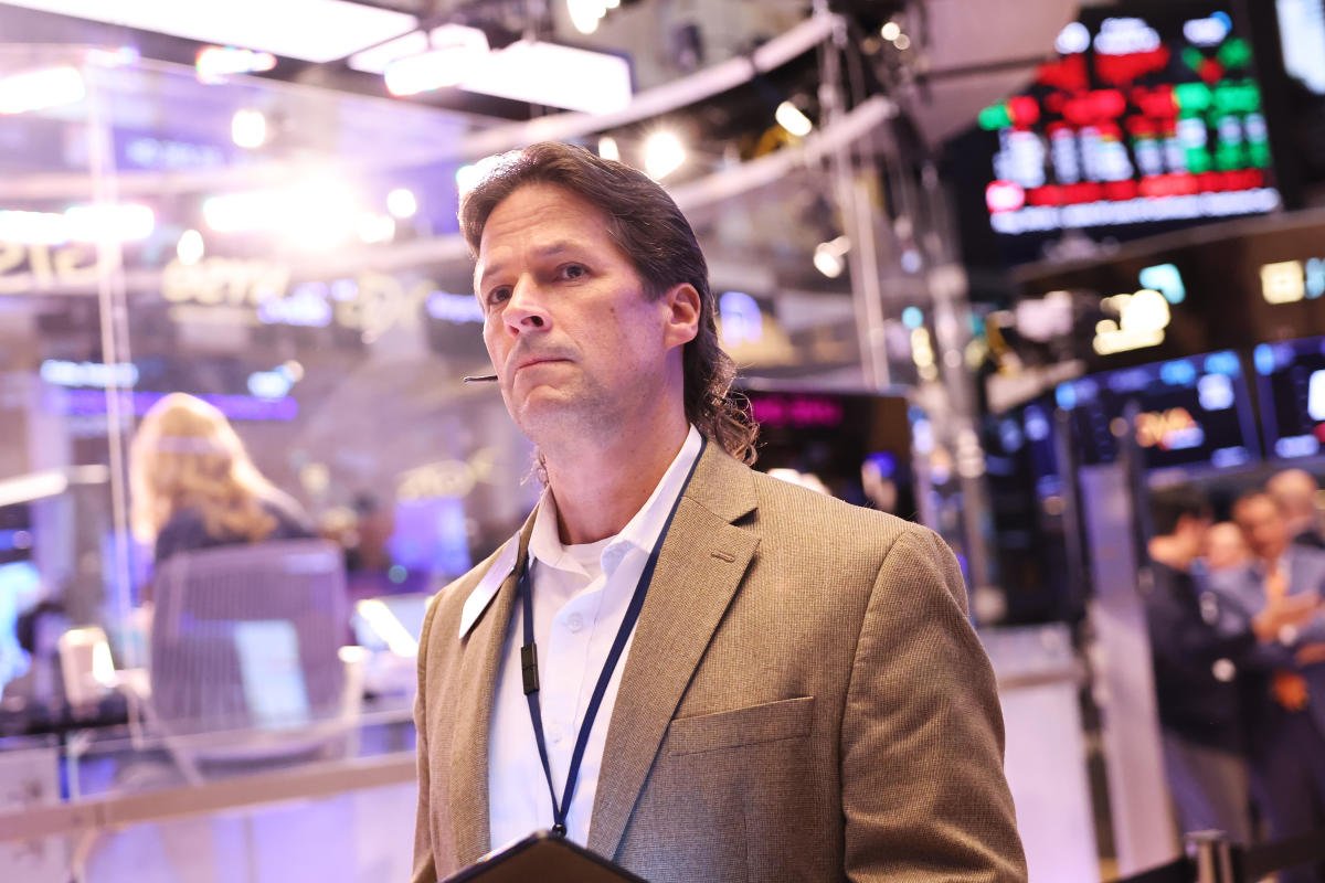 stock-market-today:-stocks-edge-higher-amid-mideast-caution,-tesla-slips-after-deliveries-fall-short