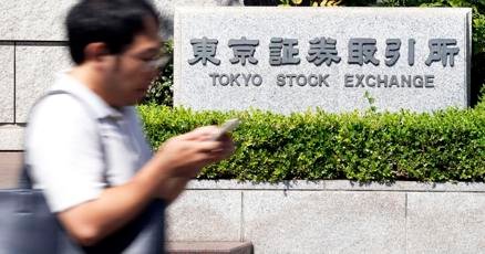 stock-market-today:-wall-street-edges-lower-as-treasury-yields-climb-back-above-4%