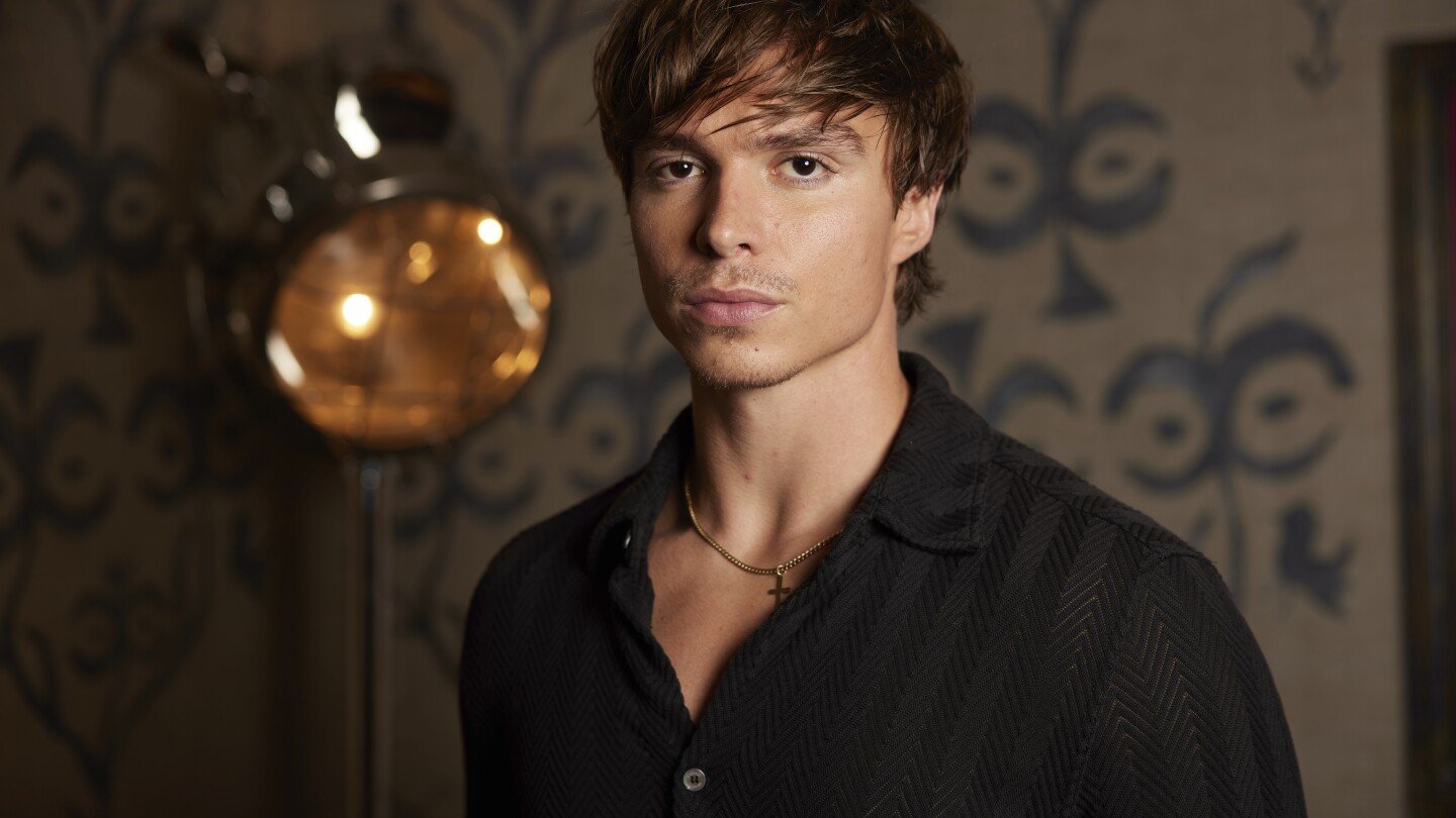 nicholas-alexander-chavez-plays-lyle-menendez-and-a-priest-on-tv-he’s-hungry-for-what’s-next.