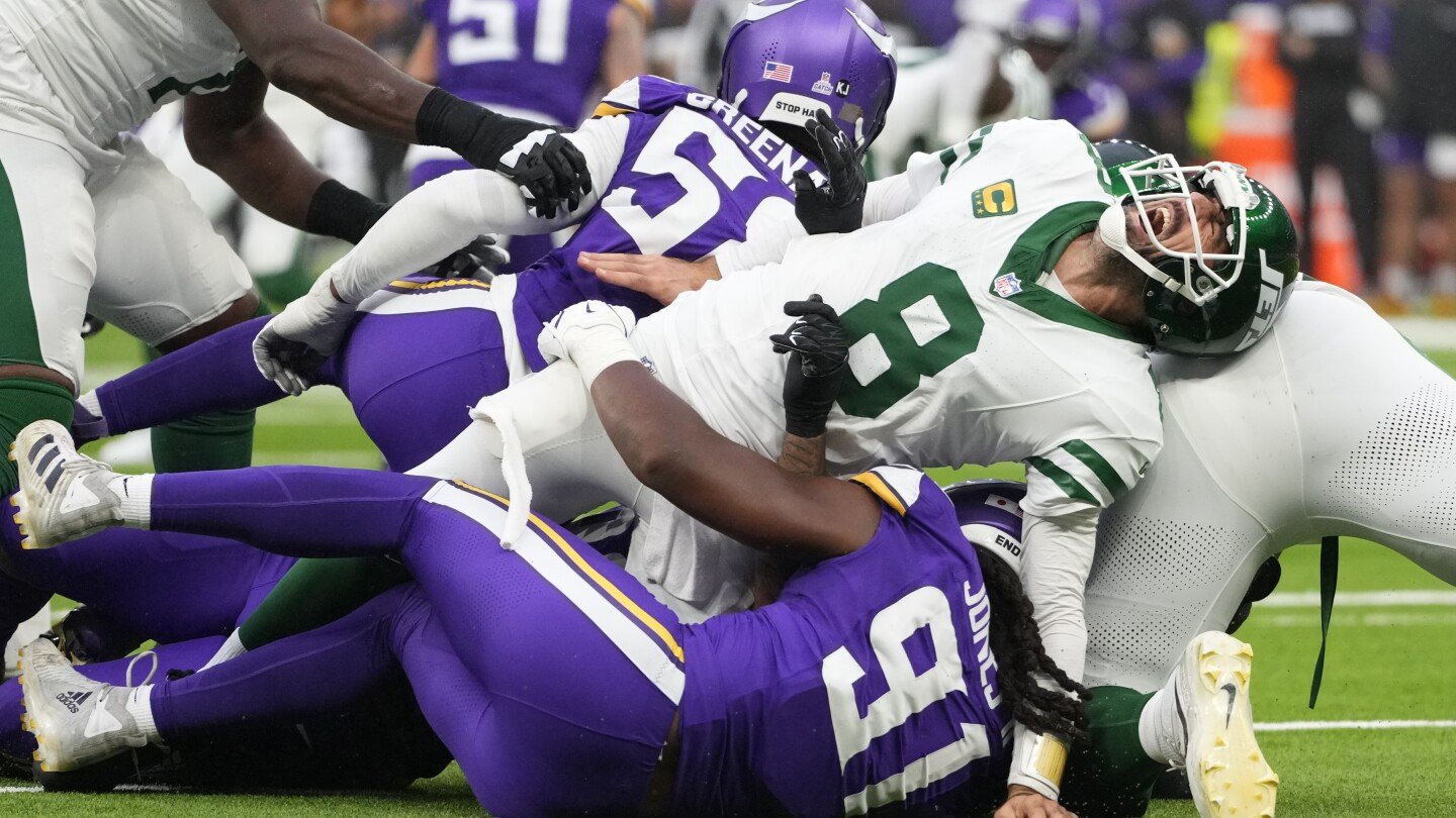 jets-qb-rodgers-dealing-with-a-low-ankle-sprain,-but-saleh-says-he-should-be-fine-to-play