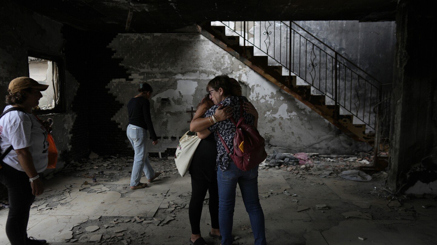 israelis,-scarred-and-battling-on-multiple-fronts,-mark-a-year-since-hamas’-oct.-7-attack