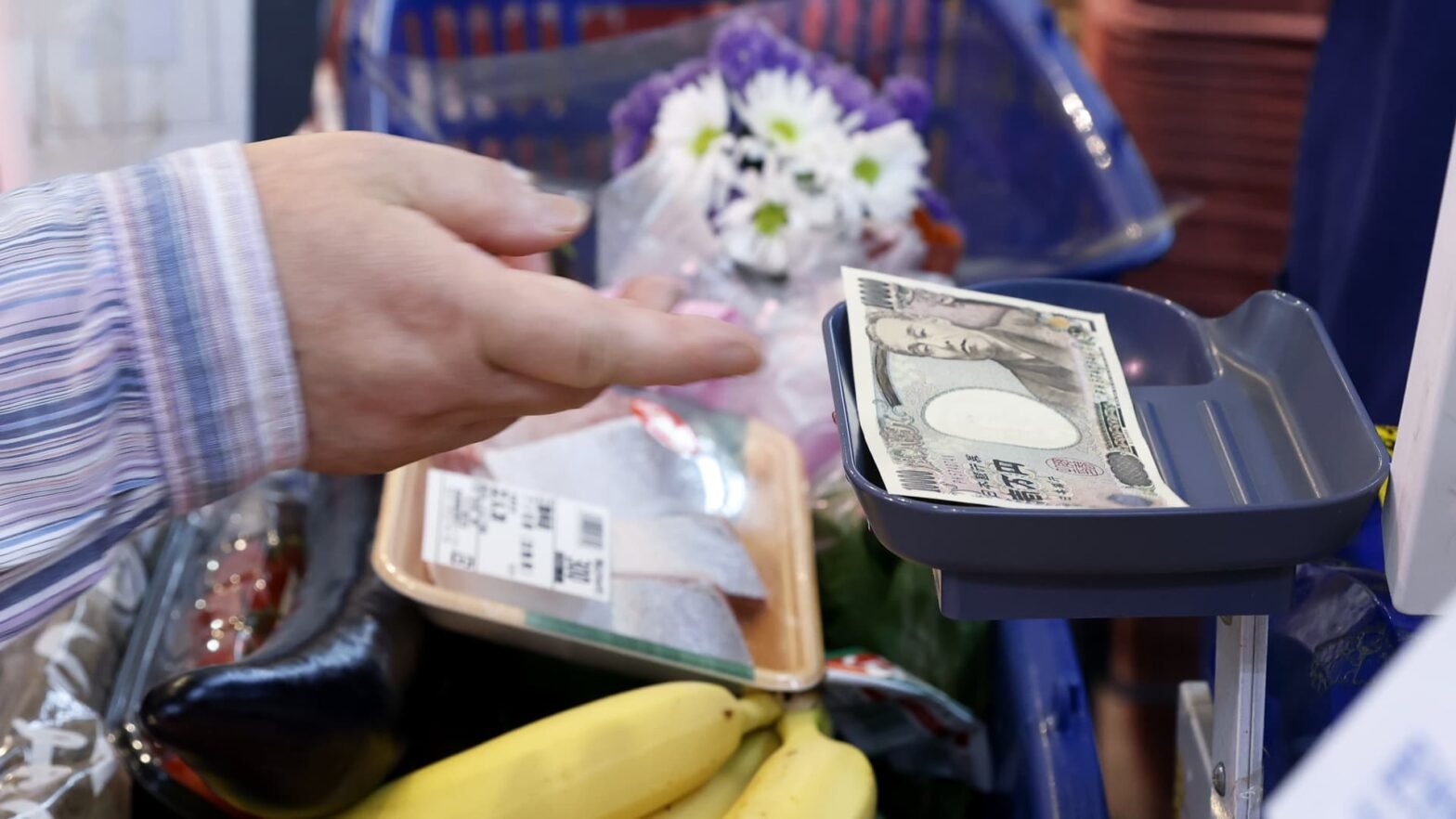 asia-markets-poised-for-mixed-open-as-traders-digest-japan-pay-figures;-china-returns-to-trade