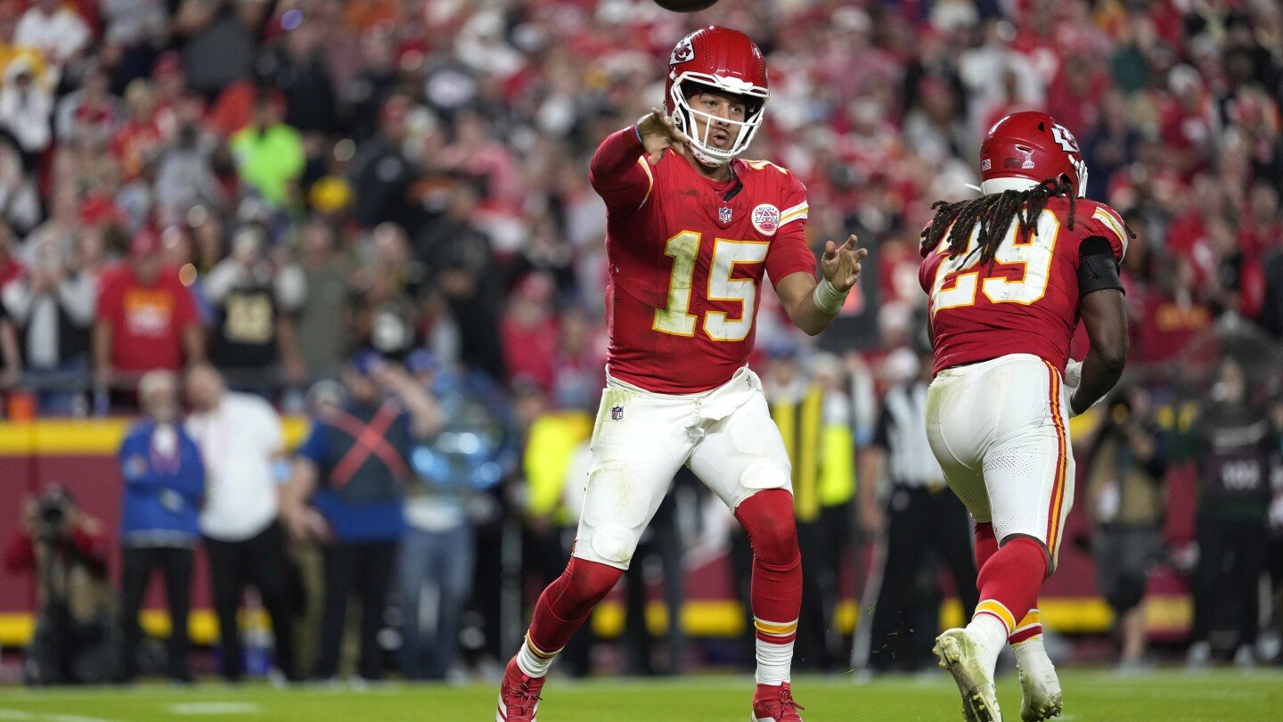patrick-mahomes-throws-for-331-yards,-derek-carr-hurt-as-chiefs-shut-down-saints-for-26-13-victory