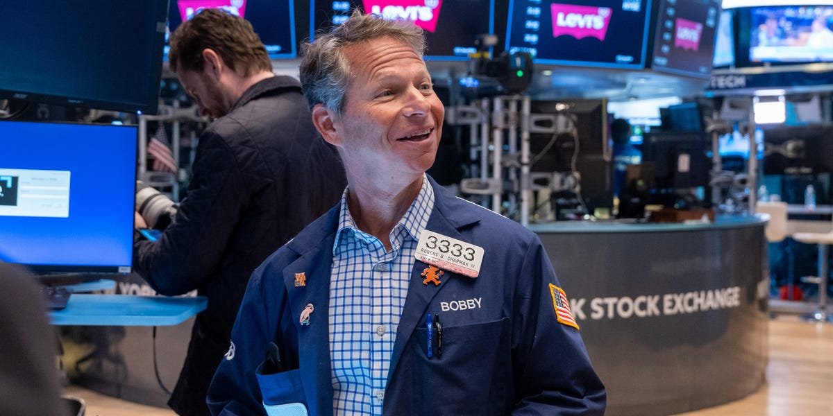 stock-market-today:-tech-rally-leads-stocks-higher-as-oil-prices-plunge-and-earnings-kick-off