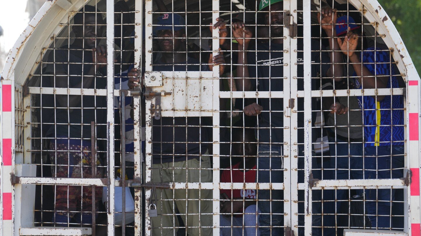 dominican-republic-starts-mass-deportations-of-haitians-and-expels-nearly-11,000-in-a-week