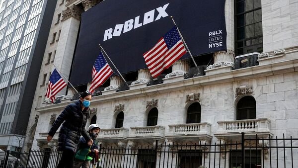 hindenburg-shorts-gaming-giant-roblox,-alleges-up-to-42%-inflated-key-metrics;-shares-plunge-4%