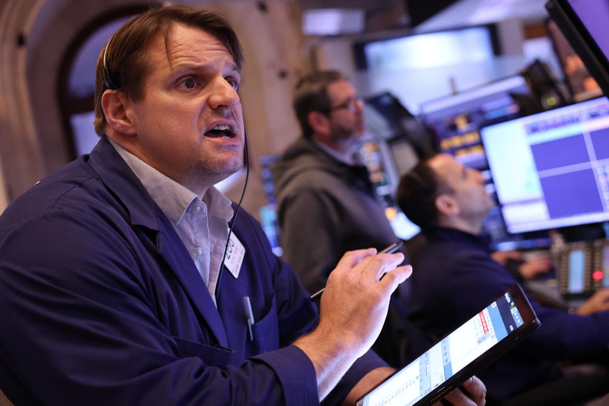 stock-market-today:-s&p-500,-dow-head-for-fresh-records