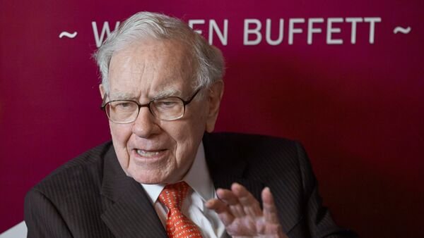 warren-buffett-cuts-stake-in-bank-of-america-below-10%,-trade-updates-may-slow-to-quarterly-basis