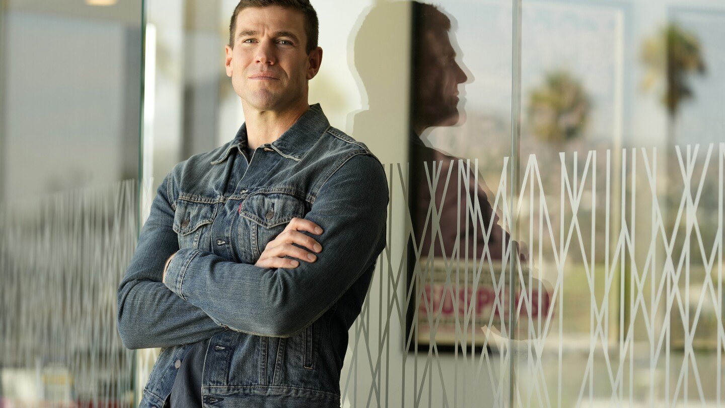 austin-stowell-is-emotional-about-playing-stoic-jethro-gibbs-in-‘ncis:-origins’