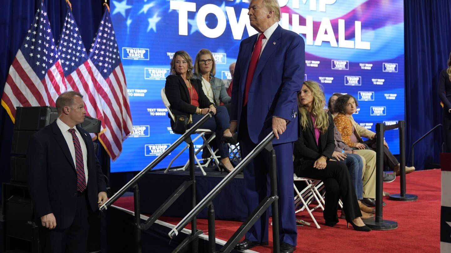 trump’s-pennsylvania-town-hall-turns-into-impromptu-concert-after-medical-incidents