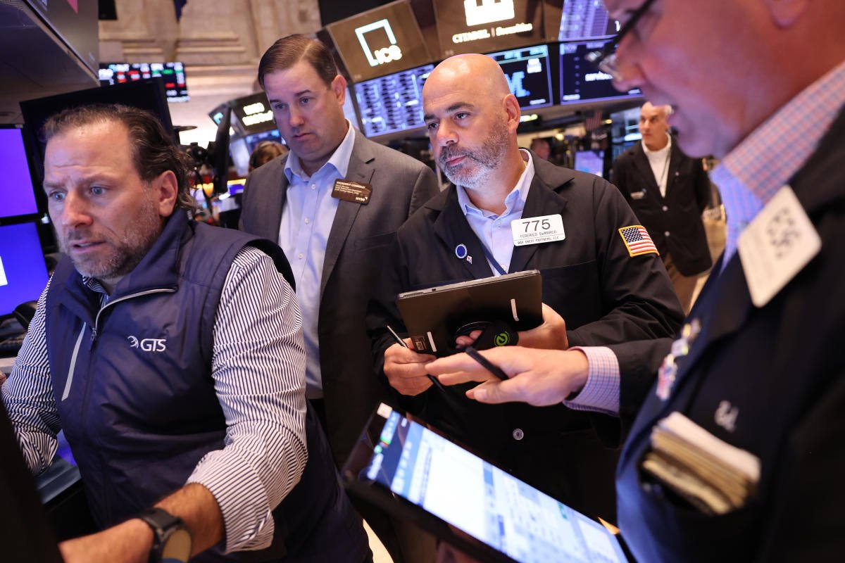 stock-market-today:-s&p-500-holds-near-record-high-with-big-bank-earnings-in-focus