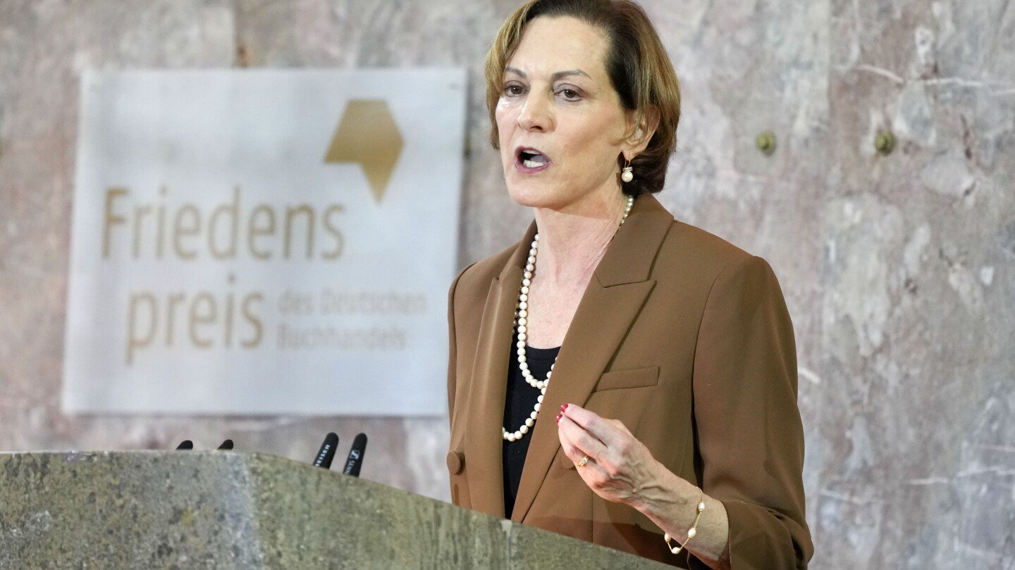 us-writer-anne-applebaum-appeals-for-arms-for-ukraine-as-she-accepts-german-peace-prize