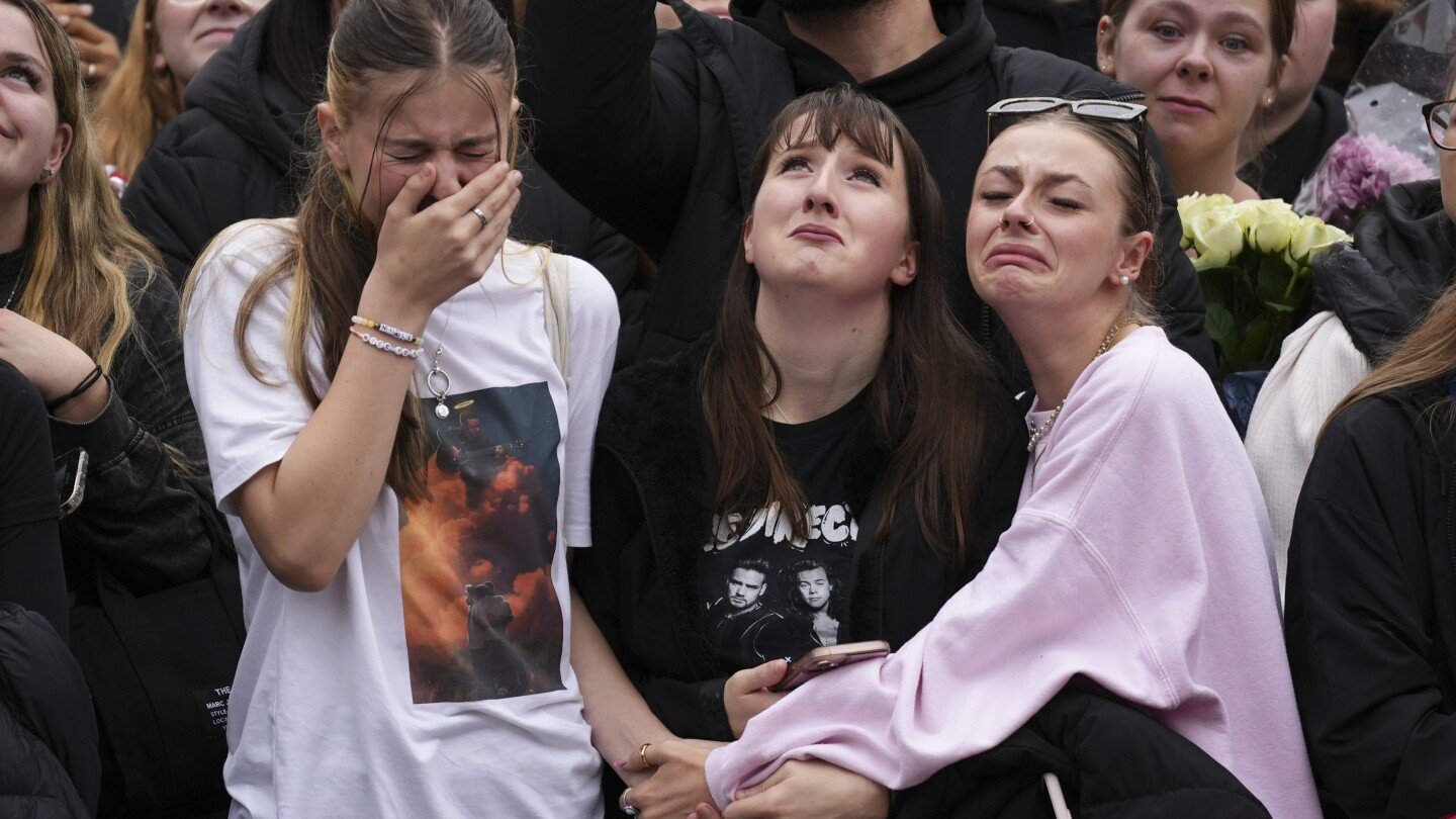 hundreds-gather-in-central-london-to-mourn-death-singer-liam-payne
