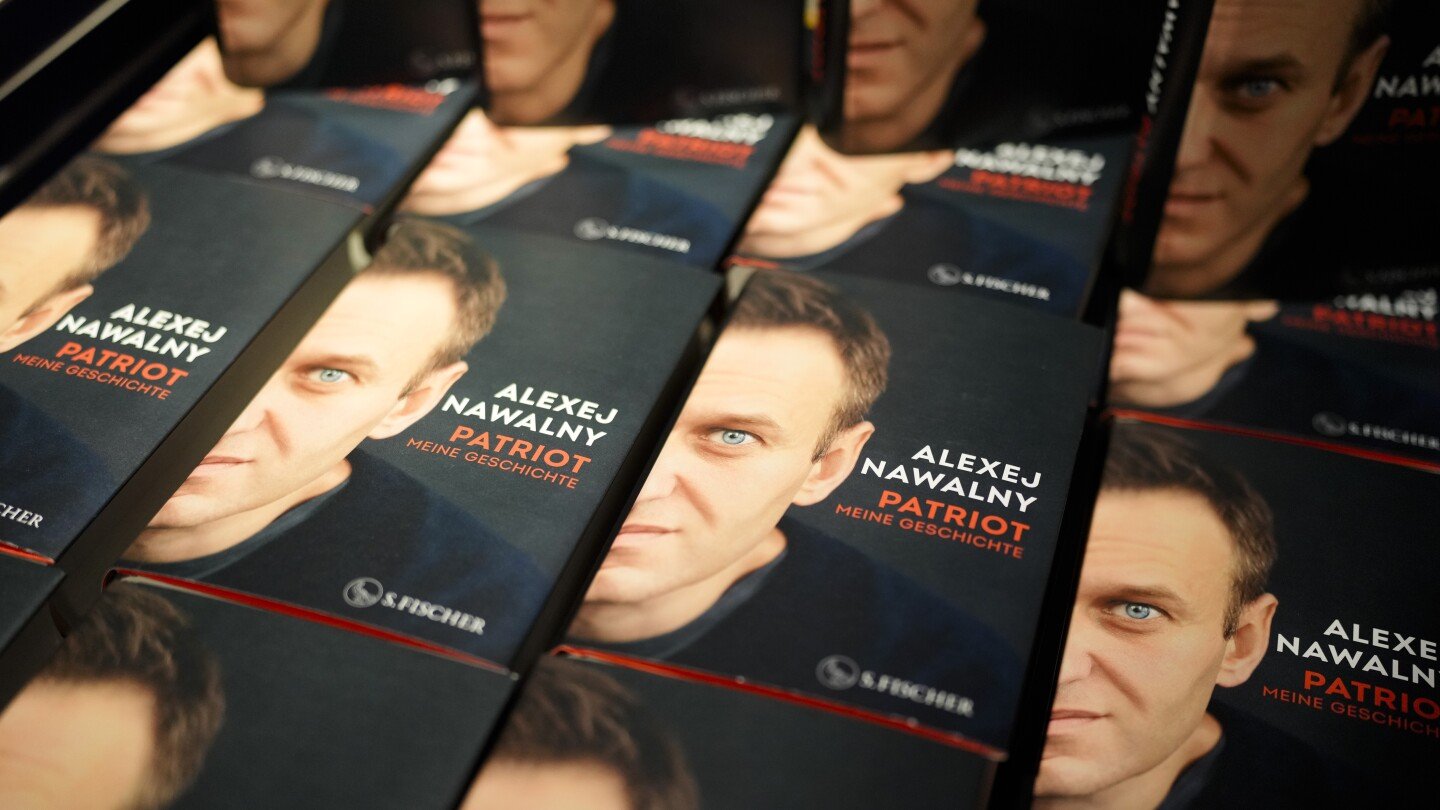 russian-opposition-leader-alexei-navalny’s-posthumous-memoir-is-a-testament-to-resilience