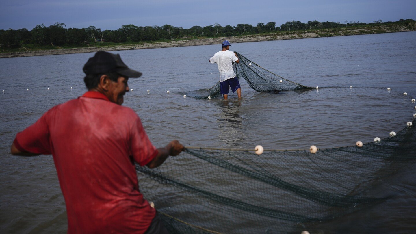 in-colombia,-amazon-river’s-extreme-drought-falls-hard-on-indigenous-communities