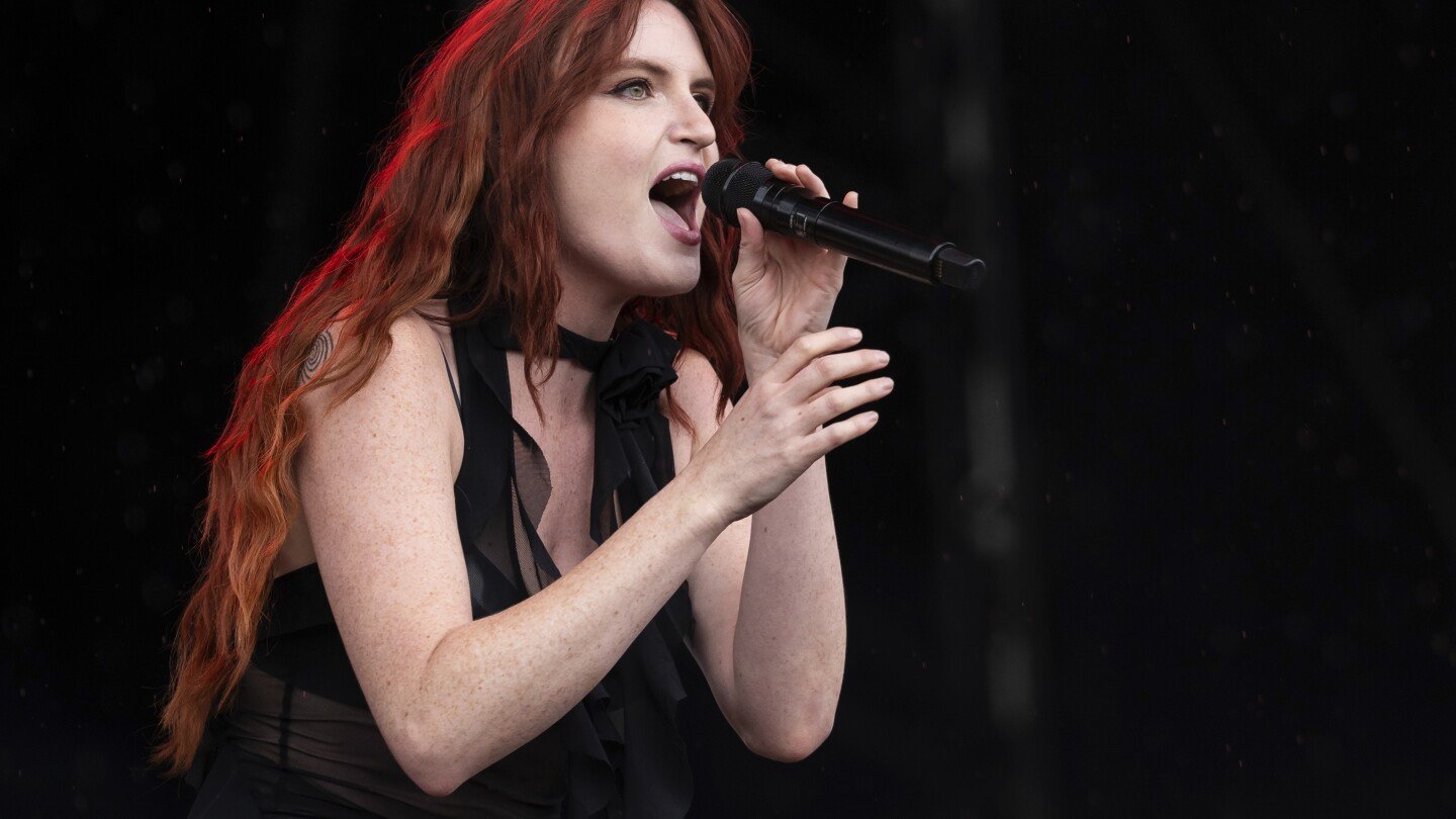 music-review:-muna-frontwoman-katie-gavin-makes-her-solo-debut-with-folky,-evocative-‘what-a-relief’