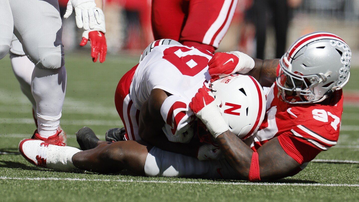 will-howard-throws-for-3-touchdowns,-but-no.-4-ohio-state-is-sloppy-in-21-17-win-over-nebraska