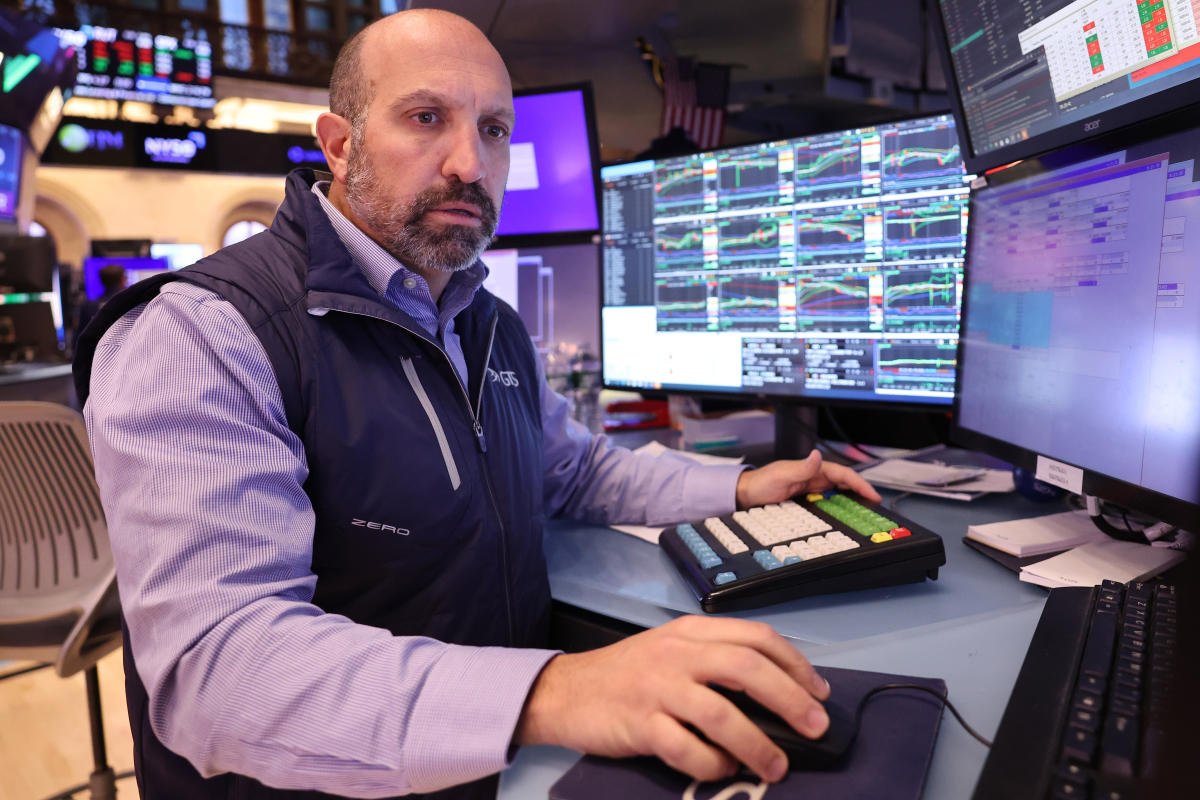 stock-market-today:-nasdaq-leads-us-futures-higher-in-wait-for-key-data,-big-tech-earnings