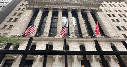 stock-market-today:-wall-street-climbs-ahead-of-a-big-week-for-big-tech-earnings-as-oil-tumbles