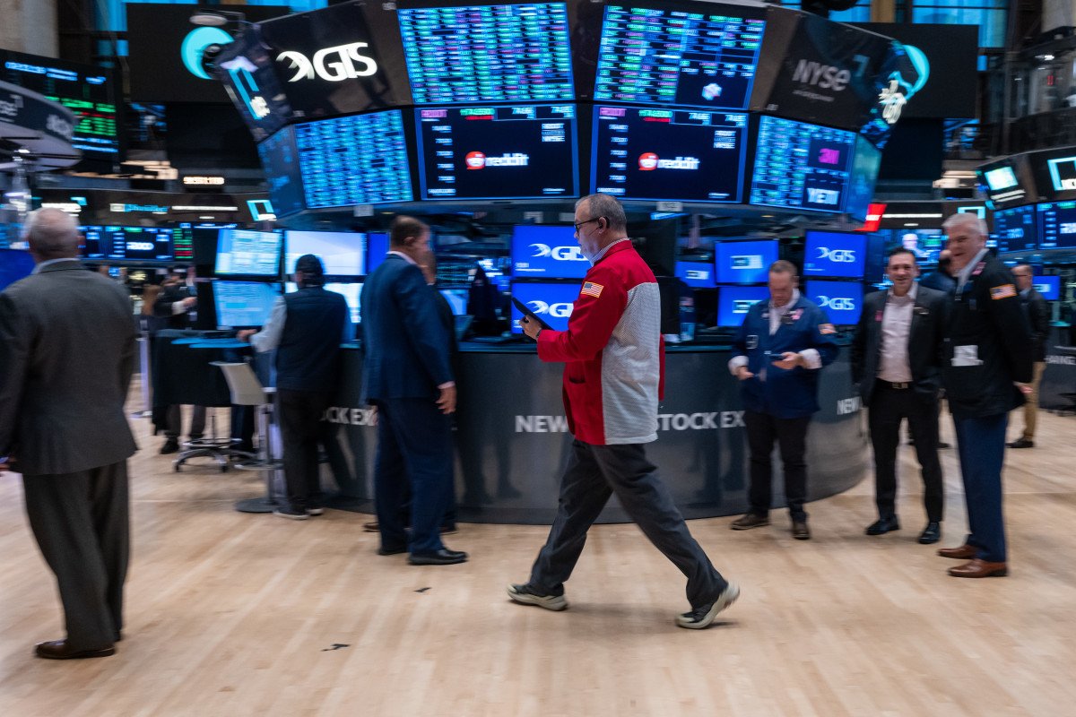 stock-market-today:-stocks-higher,-oil-tumbles,-ahead-of-massive-week