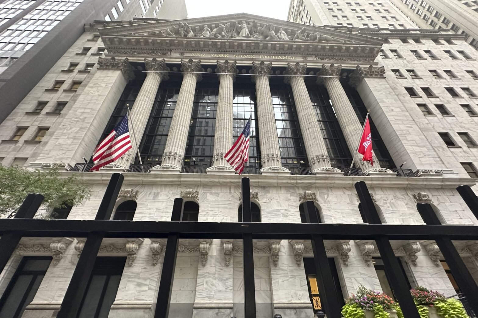 stock-market-today:-wall-street-climbs-ahead-of-a-big-week-for-big-tech-as-oil-drops-6%